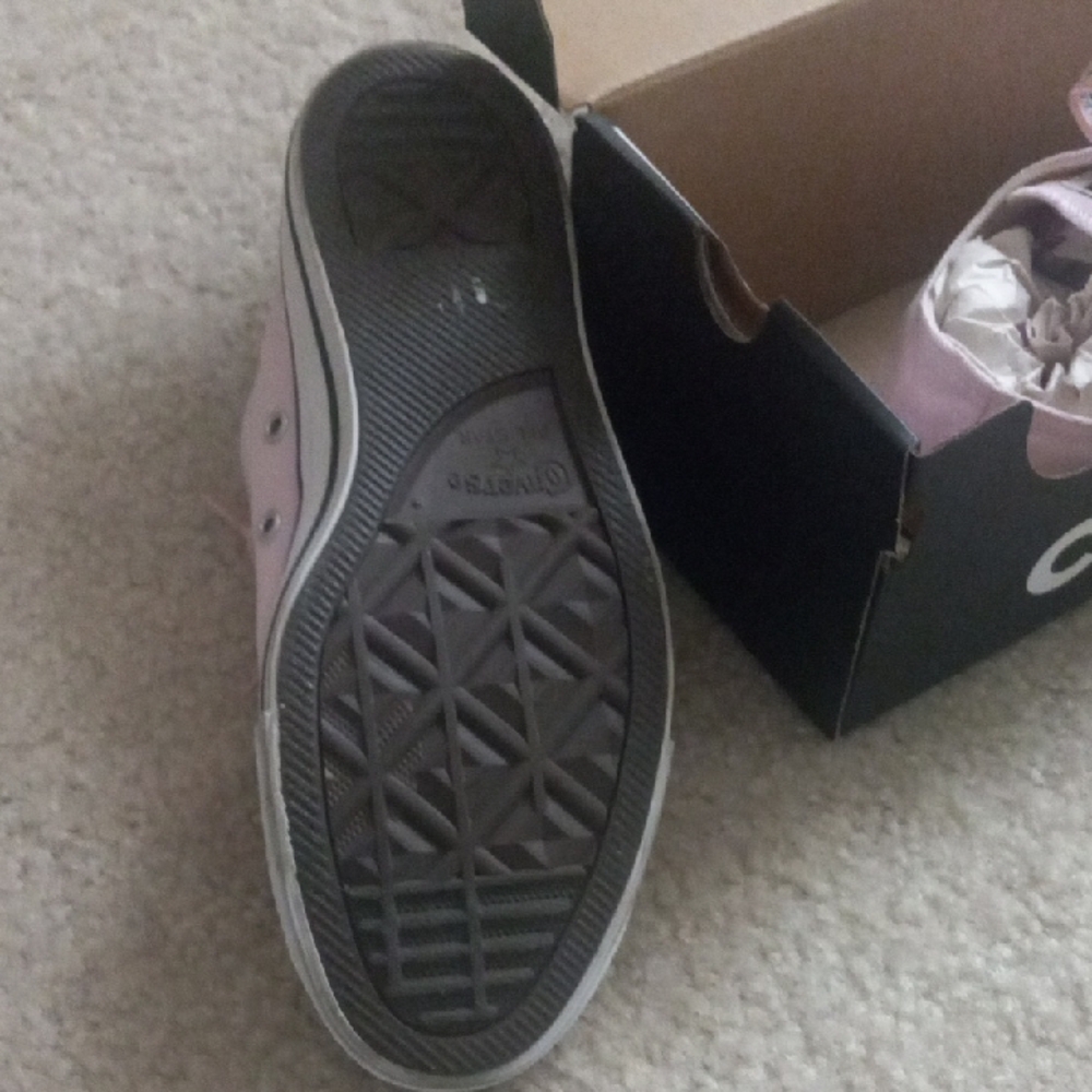 Converse Pink Low-Top Sneakers NWT - Picture 3 of 7